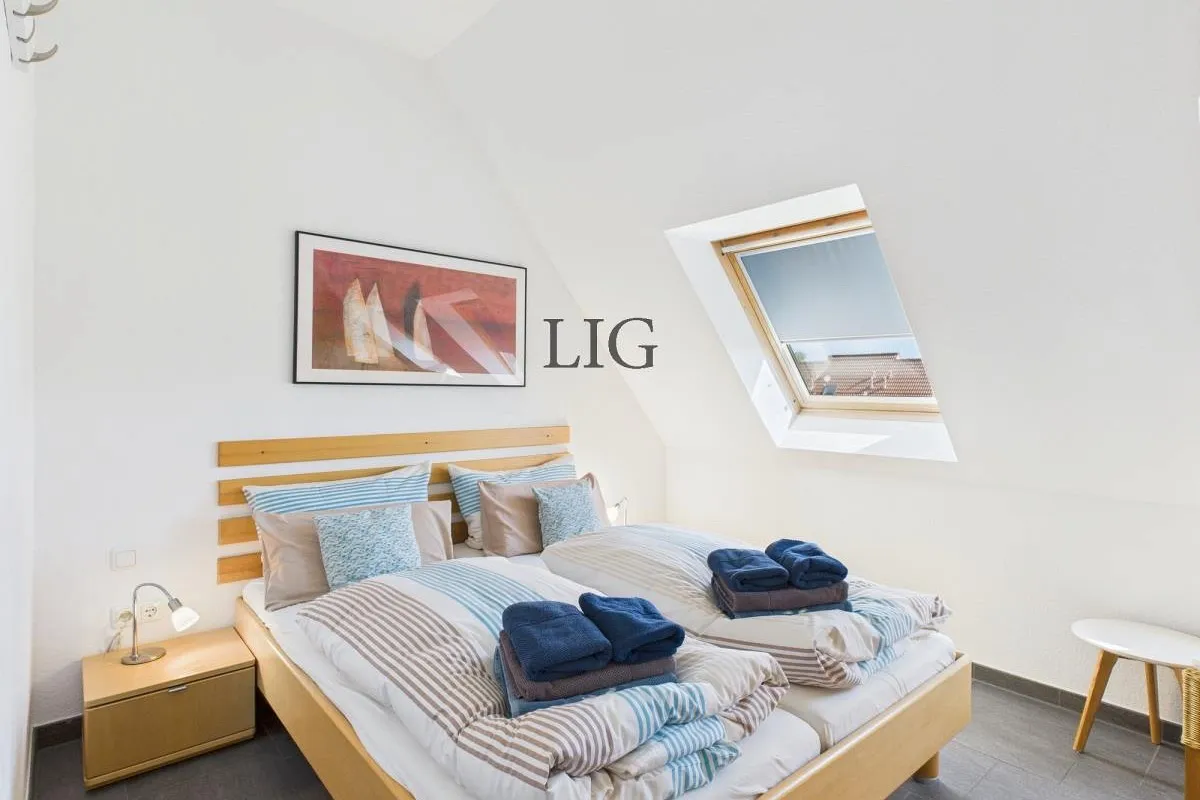 Elternschlafzimmer mit Doppelbett und Verdunkelung
