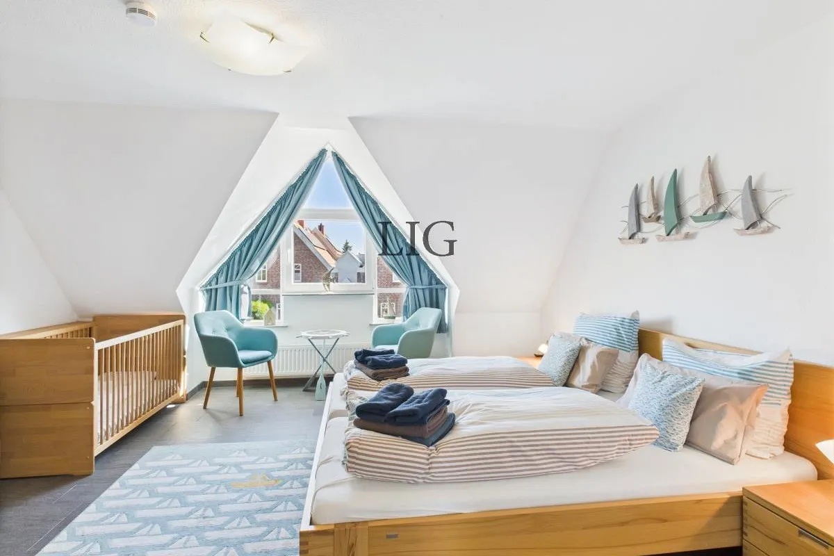 Zweites Doppelzimmer mit Dreiecksfenster und Reisebett-Option